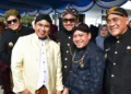 Plt Bupati Pekalongan, Sukirman, berfoto dengan Wakil Gubernur Jawa Tengah, Taj Yasin Maimoen, usai upacara Hari Jadi ke-81 Jawa Tengah di Alun-alun Kidul Kabupaten Boyolali, Rabu, 19 Agustus 2026. (Fahri Akbar/Lingkarjateng.id)