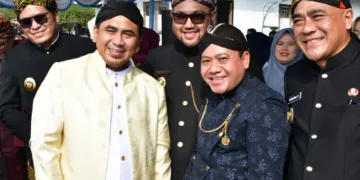 Plt Bupati Pekalongan, Sukirman, berfoto dengan Wakil Gubernur Jawa Tengah, Taj Yasin Maimoen, usai upacara Hari Jadi ke-81 Jawa Tengah di Alun-alun Kidul Kabupaten Boyolali, Rabu, 19 Agustus 2026. (Fahri Akbar/Lingkarjateng.id)