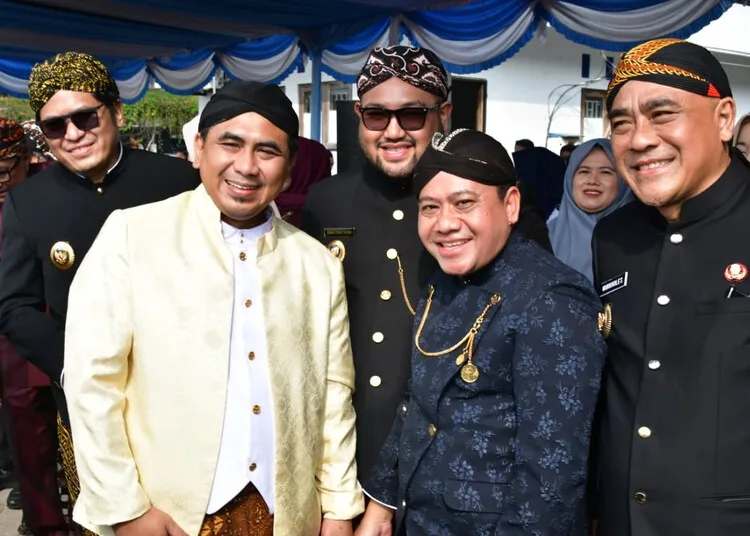 Plt Bupati Pekalongan, Sukirman, berfoto dengan Wakil Gubernur Jawa Tengah, Taj Yasin Maimoen, usai upacara Hari Jadi ke-81 Jawa Tengah di Alun-alun Kidul Kabupaten Boyolali, Rabu, 19 Agustus 2026. (Fahri Akbar/Lingkarjateng.id)