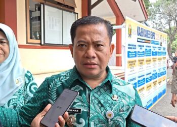 Plt Bupati Pekalongan, Sukirman, memberikan keterangan kepada awak media usai menghadiri Kajen Career Expo di GPU Kajen, Selasa, 4 Agustus 2026. (Fahri Akbar/Lingkarjateng.id)