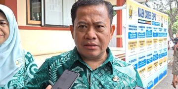 Target Rampung Agustus, Plt Bupati Pekalongan Pastikan Seleksi JPTP Utamakan Meritokrasi 10 Plt Bupati Pekalongan, Sukirman, memberikan keterangan kepada awak media usai menghadiri Kajen Career Expo di GPU Kajen, Selasa, 4 Agustus 2026. (Fahri Akbar/Lingkarjateng.id)