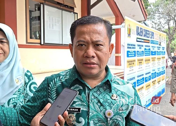 Plt Bupati Pekalongan, Sukirman, memberikan keterangan kepada awak media usai menghadiri Kajen Career Expo di GPU Kajen, Selasa, 4 Agustus 2026. (Fahri Akbar/Lingkarjateng.id)