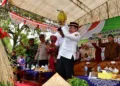 Plt Bupati Pekalongan, Sukirman, menghadiri karnaval kemerdekaan di Kecamatan Wonopringgo, Kabupaten Pekalongan, Rabu, 19 Agustus 2026. (Fahri Akbar/Lingkarjateng.id)