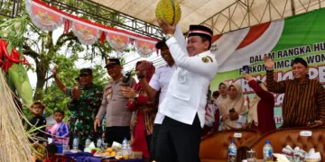 Plt Bupati Pekalongan, Sukirman, menghadiri karnaval kemerdekaan di Kecamatan Wonopringgo, Kabupaten Pekalongan, Rabu, 19 Agustus 2026. (Fahri Akbar/Lingkarjateng.id)