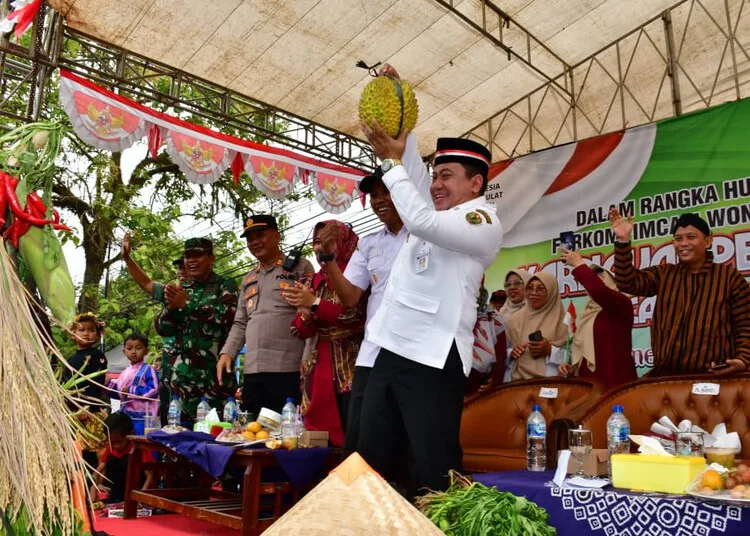 Plt Bupati Pekalongan, Sukirman, menghadiri karnaval kemerdekaan di Kecamatan Wonopringgo, Kabupaten Pekalongan, Rabu, 19 Agustus 2026. (Fahri Akbar/Lingkarjateng.id)