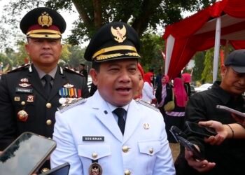 Plt Bupati Pekalongan, Sukirman, memberi keterangan kepada awak media terkait proses seleksi JPTP usai upacara HUT ke-81 RI di Alun-alun Kajen, Senin, 17 Agustus 2026. (Fahri Akbar/Lingkarjateng.id)