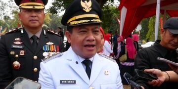 Plt Bupati Pekalongan, Sukirman, memberi keterangan kepada awak media terkait proses seleksi JPTP usai upacara HUT ke-81 RI di Alun-alun Kajen, Senin, 17 Agustus 2026. (Fahri Akbar/Lingkarjateng.id)
