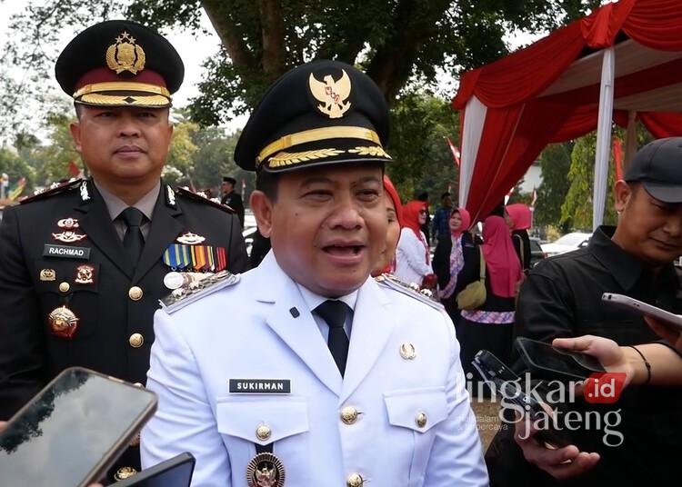 Plt Bupati Pekalongan, Sukirman, memberi keterangan kepada awak media terkait proses seleksi JPTP usai upacara HUT ke-81 RI di Alun-alun Kajen, Senin, 17 Agustus 2026. (Fahri Akbar/Lingkarjateng.id)