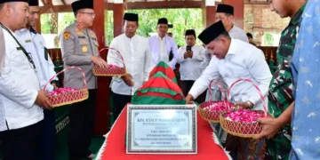 Plt Bupati Pekalongan, Sukirman, melakukan ziarah ke Makam Pangeran Mandurorejo di Kecamatan Kaliwungu, Kabupaten Kendal, Senin, 24 Agustus 2026 (Fahri Akbar/Lingkarjateng.id)