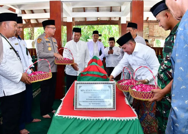 Plt Bupati Pekalongan, Sukirman, melakukan ziarah ke Makam Pangeran Mandurorejo di Kecamatan Kaliwungu, Kabupaten Kendal, Senin, 24 Agustus 2026 (Fahri Akbar/Lingkarjateng.id)