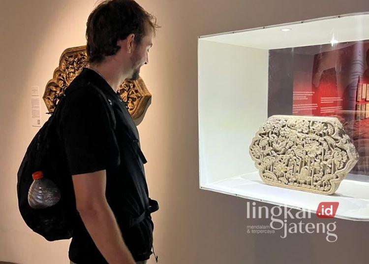 TATAH 2026 Berakhir Sukses, Pameran Jilid 2 Bakal Dirangkai Agenda di Jepara Tahun 2027 25 Salah satu pengunjung melihat karya ukir Pameran TATAH 2026: Suluk–Sulur–Jepara di Museum Nasional Indonesia. (dok for Lingkarjateng.id)