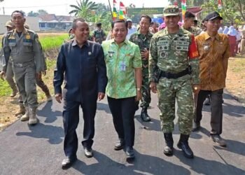 TMMD Wonorejo Rampung, DPRD Pekalongan Dorong Jalan Usaha Tani Terus Diperkuat 25 Wakil ketua DPRD Kabupaten Pekalongan, Sumar Rosul (depan kiri) menghadiri penutupan TMMD Sengkuyung Tahap III Tahun 2026 di Desa Wonorejo, Kecamatan Wonopringgo, Kamis, 13 Agustus 2026. (Fahri Akbar/Lingkarjateng.id)