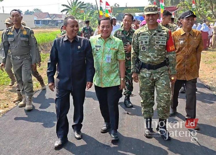 Wakil ketua DPRD Kabupaten Pekalongan, Sumar Rosul (depan kiri) menghadiri penutupan TMMD Sengkuyung Tahap III Tahun 2026 di Desa Wonorejo, Kecamatan Wonopringgo, Kamis, 13 Agustus 2026. (Fahri Akbar/Lingkarjateng.id)