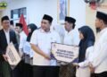 Hari Jadi ke-81, Pemprov Jateng Perkuat Pemberdayaan Santri Lewat Beasiswa Kuliah dan Bisyaroh 35 Wakil Gubernur Jawa Tengah Taj Yasin Maimoen menyerahkan beasiswa santri secara simbolis di Gedung Merah Putih Semarang, Rabu, 12 Agustus 2026. (Dok. For Lingkarjateng.id)