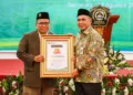 Wakil Gubernur Jawa Tengah, Taj Yasin Maimoen, menerima penghargaan Budai Award 2026 dari Unissula Semarang, Senin, 24 Agustus 2026. (Humas Pemprov Jateng/Lingkarjateng.id)