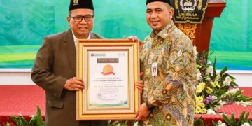 Wakil Gubernur Jawa Tengah, Taj Yasin Maimoen, menerima penghargaan Budai Award 2026 dari Unissula Semarang, Senin, 24 Agustus 2026. (Humas Pemprov Jateng/Lingkarjateng.id)