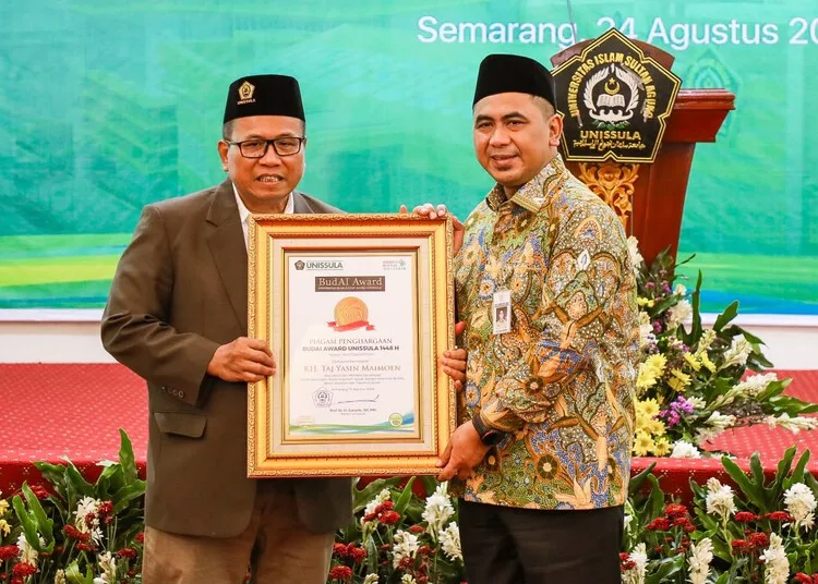 Wakil Gubernur Jawa Tengah, Taj Yasin Maimoen, menerima penghargaan Budai Award 2026 dari Unissula Semarang, Senin, 24 Agustus 2026. (Humas Pemprov Jateng/Lingkarjateng.id)