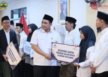 Wakil Gubernur Jawa Tengah Taj Yasin Maimoen menyerahkan beasiswa santri secara simbolis di Gedung Merah Putih Semarang, Rabu, 12 Agustus 2026. (Dok. For Lingkarjateng.id)