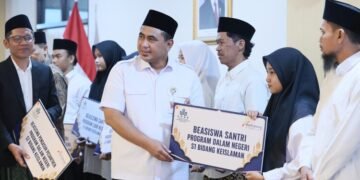 Hari Jadi ke-81, Pemprov Jateng Perkuat Pemberdayaan Santri Lewat Beasiswa Kuliah dan Bisyaroh 10 Wakil Gubernur Jawa Tengah Taj Yasin Maimoen menyerahkan beasiswa santri secara simbolis di Gedung Merah Putih Semarang, Rabu, 12 Agustus 2026. (Dok. For Lingkarjateng.id)