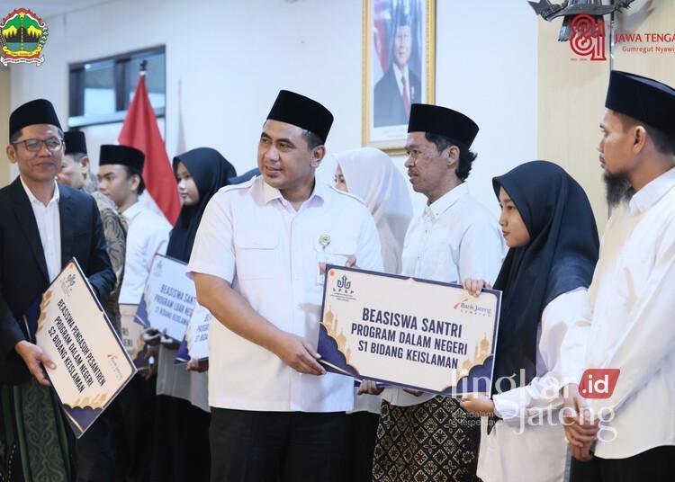 Wakil Gubernur Jawa Tengah Taj Yasin Maimoen menyerahkan beasiswa santri secara simbolis di Gedung Merah Putih Semarang, Rabu, 12 Agustus 2026. (Dok. For Lingkarjateng.id)