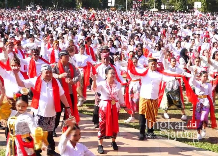 Ribuan warga mengikuti Tari Dug Dug Der di Lapangan Pancasila Simpang Lima, Kota Semarang, Minggu pagi, 9 Agustus 2026. (Syahril Muadz/Lingkarjateng.id)