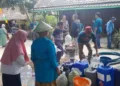Warga Desa Klopoduwur, Kecamatan Banjarejo, Kabupaten Blora menerima bantuan air bersih pada Kamis, 27 Agustus 2026. (Eko Wicaksono/Lingkarjateng.id)