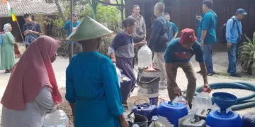 Warga Desa Klopoduwur, Kecamatan Banjarejo, Kabupaten Blora menerima bantuan air bersih pada Kamis, 27 Agustus 2026. (Eko Wicaksono/Lingkarjateng.id)