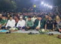 Suasana doa bersama lintas elemen masyarakat yang dipimpin perwakilan ulama, Nur Qosim (ketiga kiri), di Alun-Alun Simpang Lima Kabupaten Pati pada Jumat, 21 Agustus 2026. (Fahtur Rohman/Lingkarjateng.id)