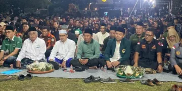 Suasana doa bersama lintas elemen masyarakat yang dipimpin perwakilan ulama, Nur Qosim (ketiga kiri), di Alun-Alun Simpang Lima Kabupaten Pati pada Jumat, 21 Agustus 2026. (Fahtur Rohman/Lingkarjateng.id)