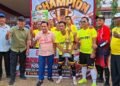 Plt Bupati Pekalongan, Sukirman (ketiga kiri), usai menyerahkan Trophy Juara 1 kepada tim RSUD Kajen dalam Turnamen Mini Soccer U40+ antar-ASN OPD, instansi vertikal, TNI/Polri, dan BUMD Kabupaten Pekalongan Tahun 2026 resmi berakhir pada Jumat, 14 Agustus 2026 sore. (Fahri Akbar/Lingkarjateng.id)