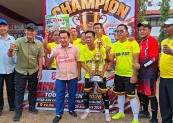 Plt Bupati Pekalongan, Sukirman (ketiga kiri), usai menyerahkan Trophy Juara 1 kepada tim RSUD Kajen dalam Turnamen Mini Soccer U40+ antar-ASN OPD, instansi vertikal, TNI/Polri, dan BUMD Kabupaten Pekalongan Tahun 2026 resmi berakhir pada Jumat, 14 Agustus 2026 sore. (Fahri Akbar/Lingkarjateng.id)