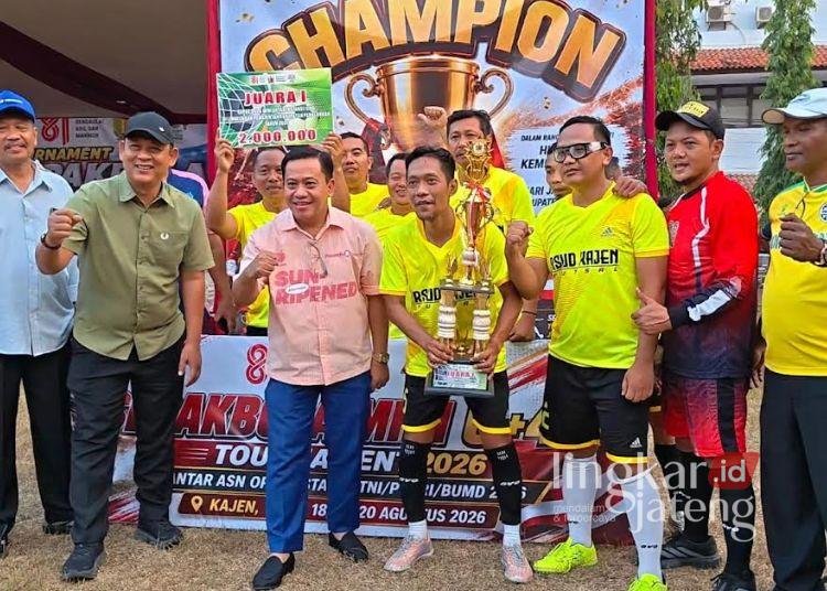Plt Bupati Pekalongan, Sukirman (ketiga kiri), usai menyerahkan Trophy Juara 1 kepada tim RSUD Kajen dalam Turnamen Mini Soccer U40+ antar-ASN OPD, instansi vertikal, TNI/Polri, dan BUMD Kabupaten Pekalongan Tahun 2026 resmi berakhir pada Jumat, 14 Agustus 2026 sore. (Fahri Akbar/Lingkarjateng.id)