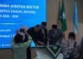 Prosesi serah terima jabatan Rektor Universitas Muhammadiyah Kendal Batang (UMKABA) periode 2026–2030, ditandai dengan penandatanganan dokumen di Aula Ahmad Dahlan Kampus UMKABA, Selasa (11/8/2026). Foto : Elza Nur Fauziah/Lingkar