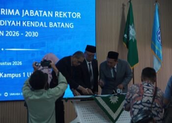 Miliki Rektor Baru, UMKABA Siap Lahirkan Pemimpin Masa Depan Lewat Konsep Leadership University 25 Prosesi serah terima jabatan Rektor Universitas Muhammadiyah Kendal Batang (UMKABA) periode 2026–2030, ditandai dengan penandatanganan dokumen di Aula Ahmad Dahlan Kampus UMKABA, Selasa (11/8/2026). Foto : Elza Nur Fauziah/Lingkar
