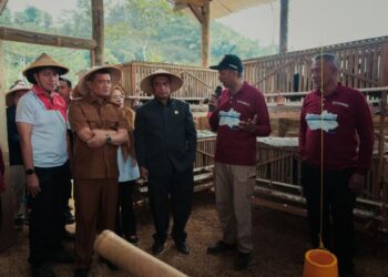 Gubernur Jawa Tengah, Ahmad Luthfi, meninjau peternakan terintegrasi di Desa Susukan, Kecamatan Wanayasa, Kabupaten Banjarnegara pada Senin, 10 Agustus 2026. (dok for Lingkarjateng.id)