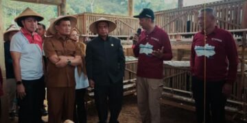 Gubernur Jawa Tengah, Ahmad Luthfi, meninjau peternakan terintegrasi di Desa Susukan, Kecamatan Wanayasa, Kabupaten Banjarnegara pada Senin, 10 Agustus 2026. (dok for Lingkarjateng.id)