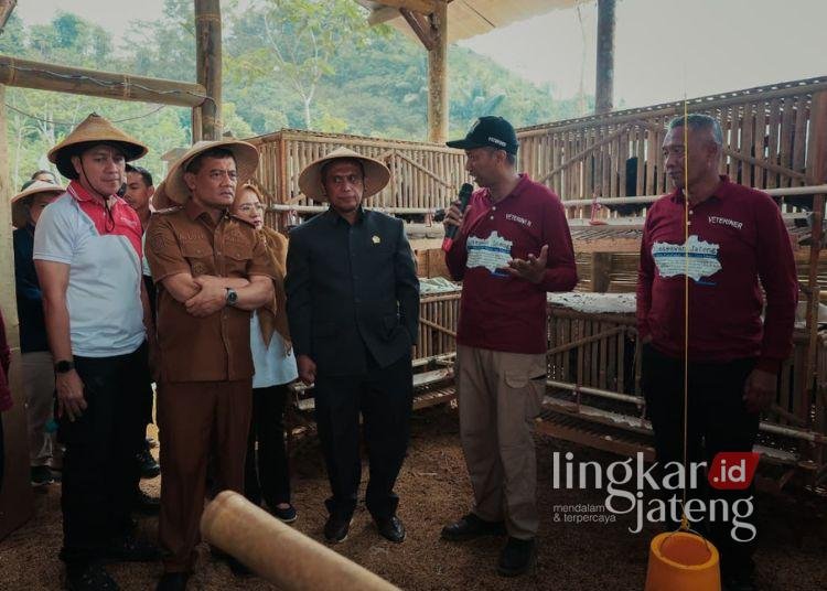 Gubernur Jawa Tengah, Ahmad Luthfi, meninjau peternakan terintegrasi di Desa Susukan, Kecamatan Wanayasa, Kabupaten Banjarnegara pada Senin, 10 Agustus 2026. (dok for Lingkarjateng.id)