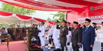 Bupati Rembang, Harno, memimpin upacara peringatan HUT ke-81 RI di Alun-alun Rembang, Senin, 17 Agustus 2026. (Vicky Rio/Lingkarjateng.id)