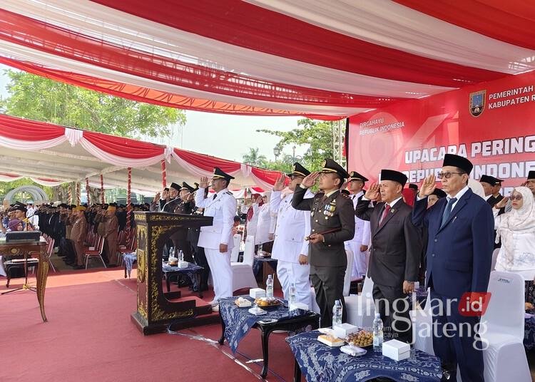 Bupati Rembang, Harno, memimpin upacara peringatan HUT ke-81 RI di Alun-alun Rembang, Senin, 17 Agustus 2026. (Vicky Rio/Lingkarjateng.id)