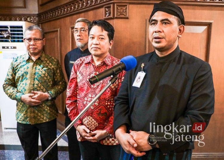 Wakil Gubernur Jawa Tengah Taj Yasin (kiri) usai menghadiri Rapat Koordinasi Daerah Pelaksanaan Sensus Ekonomi 2026 di Grhadika Bhakti Praja, Semarang, Kamis, 6 Agustus 2026. (dok for Lingkarjateng.id)