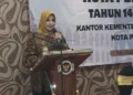 Wakil Wali Kota Pekalongan, Balgis Diab, memberi arahan dalam evaluasi dan persiapan penyelenggaraan ibadah haji Kota Pekalongan Tahun 1448 H/2027 M di Permata Room Hotel Nirwana Kota Pekalongan, Rabu, 26 Agustus 2026. (Fahri Akbar/Lingkarjateng.id)
