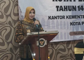 Wakil Wali Kota Pekalongan, Balgis Diab, memberi arahan dalam evaluasi dan persiapan penyelenggaraan ibadah haji Kota Pekalongan Tahun 1448 H/2027 M di Permata Room Hotel Nirwana Kota Pekalongan, Rabu, 26 Agustus 2026. (Fahri Akbar/Lingkarjateng.id)