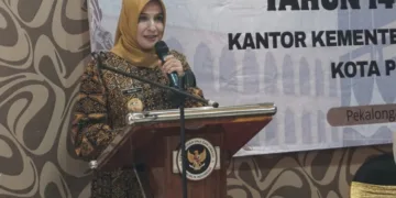 Wakil Wali Kota Pekalongan, Balgis Diab, memberi arahan dalam evaluasi dan persiapan penyelenggaraan ibadah haji Kota Pekalongan Tahun 1448 H/2027 M di Permata Room Hotel Nirwana Kota Pekalongan, Rabu, 26 Agustus 2026. (Fahri Akbar/Lingkarjateng.id)