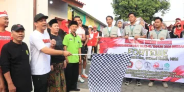 Wali Kota Pekalongan, Achmad Afzan Arslan Djunaid, melepas jalan sehat dalam rangka peringatan HUT ke-81 RI di Kelurahan Medono, Kecamatan Pekalongan Barat, Kota Pekalongan, Minggu, 23 Agustus 2026. (Fahri Akbar/Ligkarjateng.id)