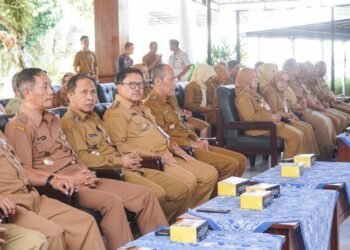Wali Kota Salatiga Robby Hernawan (tiga dari kiri) berfoto bersama para pejabat yang baru saja menjalani sertijab di Pendopo Pakuwon, Kantor Setda Salatiga, Senin, 10 Agustus 2026. (Prokompim Setda Salatiga/Lingkarjateng.id)