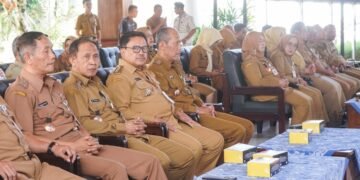 Empat Pejabat Tinggi Pemkot Salatiga Bergeser, Ini Posisi Barunya 10 Wali Kota Salatiga Robby Hernawan (tiga dari kiri) berfoto bersama para pejabat yang baru saja menjalani sertijab di Pendopo Pakuwon, Kantor Setda Salatiga, Senin, 10 Agustus 2026. (Prokompim Setda Salatiga/Lingkarjateng.id)