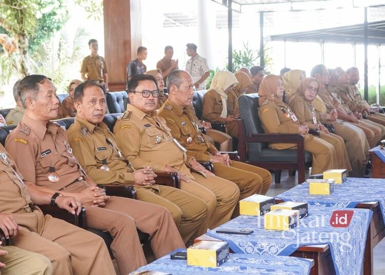 Empat Pejabat Tinggi Pemkot Salatiga Bergeser, Ini Posisi Barunya 25 Wali Kota Salatiga Robby Hernawan (tiga dari kiri) berfoto bersama para pejabat yang baru saja menjalani sertijab di Pendopo Pakuwon, Kantor Setda Salatiga, Senin, 10 Agustus 2026. (Prokompim Setda Salatiga/Lingkarjateng.id)
