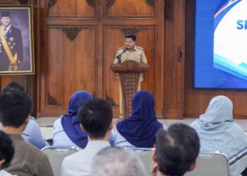 Wali Kota Salatiga, Robby Hernawan, memberi sambutan dalam sosialisasi dan simulasi sistem pengadaan secara elektronik (SPSE) versi 5 di Ruang Kaloka, Kantor Setda Salatiga, Selasa, 4 Agustus 2026. (Prokompim Setda Salatiga/Lingkarjateng.id)