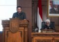 Wali Kota Salatiga Robby Hernawan menyampaikan Rancangan Perubahan Kebijakan Umum APBD dan Rancangan Perubahan Prioritas dan Plafon Anggaran Sementara Tahun Anggaran 2026 saat Rapat Paripurna DPRD Kota Salatiga di Ruang Bhineka Tunggal Ika DPRD, Selasa, 11 Agustus 2026. (Prokompim Setda Salatiga/Lingkarjateng.id)
