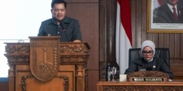 Wali Kota Salatiga Robby Hernawan menyampaikan Rancangan Perubahan Kebijakan Umum APBD dan Rancangan Perubahan Prioritas dan Plafon Anggaran Sementara Tahun Anggaran 2026 saat Rapat Paripurna DPRD Kota Salatiga di Ruang Bhineka Tunggal Ika DPRD, Selasa, 11 Agustus 2026. (Prokompim Setda Salatiga/Lingkarjateng.id)